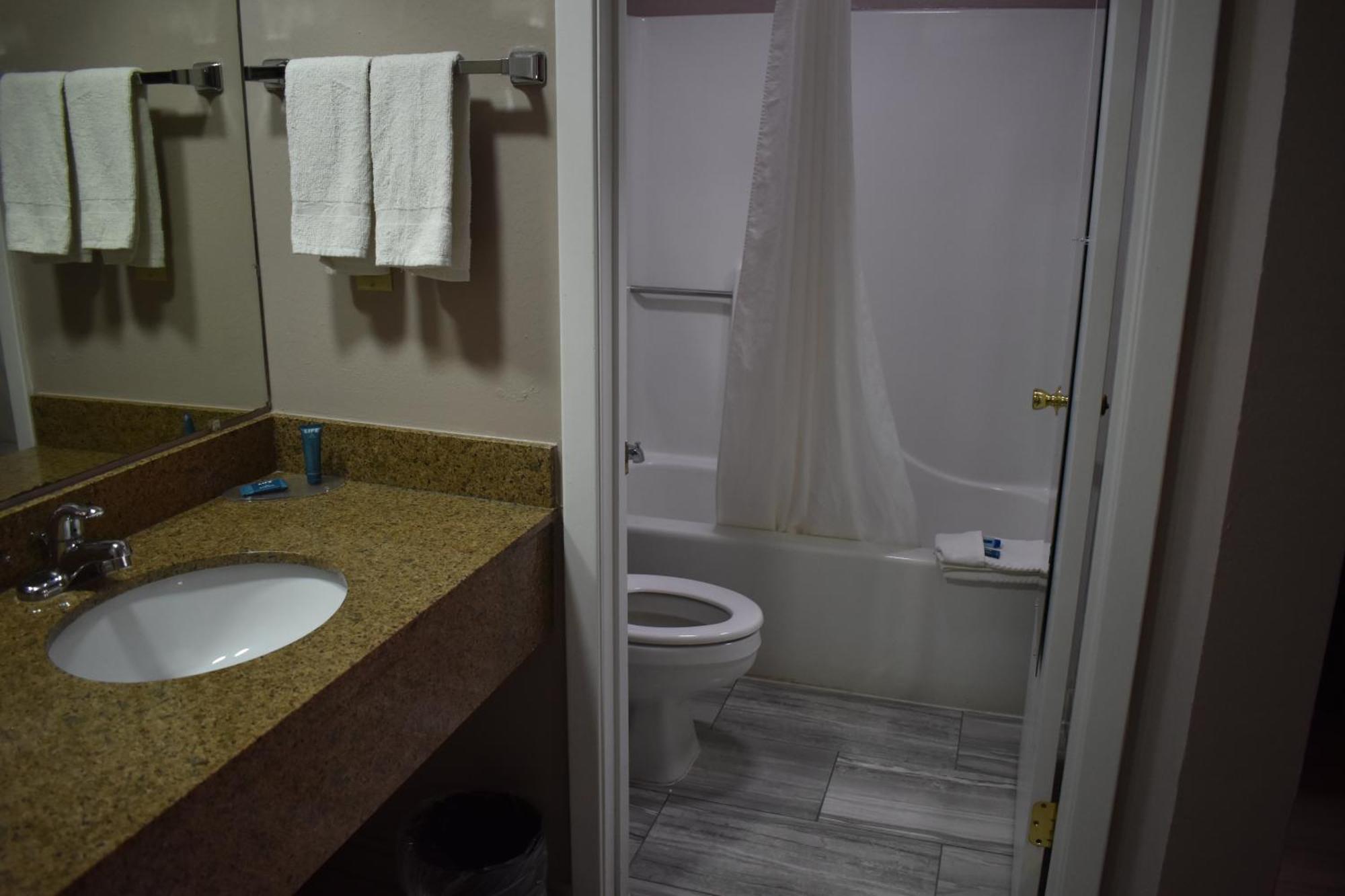The Heritage Inn, Inc Huntingdon Bagian luar foto